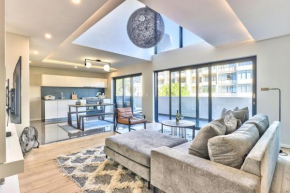 Stylish, Chic Two Bed in Sea Point w Parking&Pool